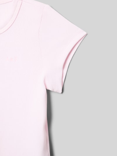 Produktfoto, różowy dziecięcy t-shirt z mieszanki bawełny, prosty krój, wyhaftowane logo, okrągły dekolt, model 'ESSENTIAL' od Abercrombie&Fitch, długość tyłu w rozmiarze 134: 42 cm