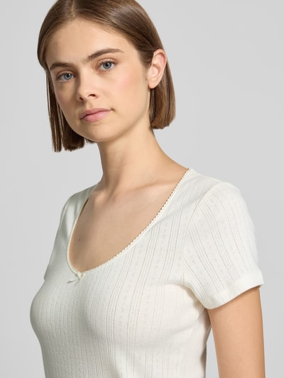 Kobiece model prezentuje Slim Fit T-Shirt aus reiner Baumwolle Modell 'SWEETIE' od Levi's®, damski t-shirt, kremowy, drobna faktura, półzbliżenie górnej części ciała