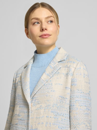 Frauenmodel trägt Mantel mit Baumwoll-Anteil von WHITE LABEL in Creme mit hellblauen Akzenten, Reverskragen, Materialstruktur, Nahaufnahme Oberkörper.