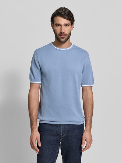 Männermodel trägt Regular Fit T-Shirt in Strick-Optik von Christian Berg Men in Hellblau mit weißen Abschlüssen, reine Baumwolle, Ganzkörperansicht von vorne.