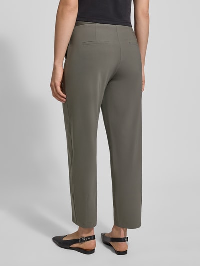 Vrouwenmodel draagt Stoffen broek in verkorte pasvorm Model 'ELENA' van Cambio, materiaalmix, los model, achterzakken, Ganzkörperansicht Rückansicht.