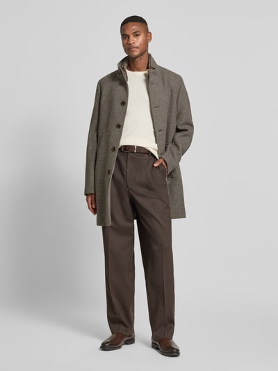 Männermodel trägt Kurzmantel mit Steppeinsatz und Stehkragen von Roy Robson in Grau mit Knopfleiste, Regular Fit, Ganzkörperansicht von vorne.