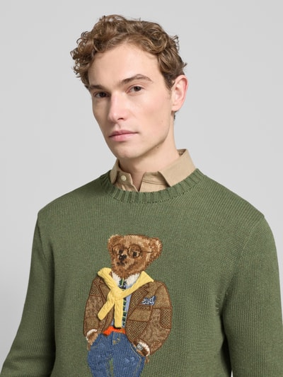 Męski model nosi Regular Fit Strickpullover aus reiner Baumwolle von Polo Ralph Lauren, motyw, okrągły dekolt, zielony, detal sweter, Nahaufnahme Oberkörper.