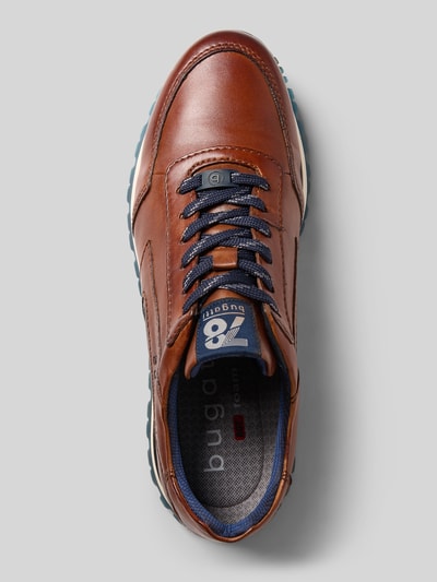 Produktfoto, Sneakersy z naturalnej skóry model 'Philip' od Bugatti, brązowy kolor, zaokrąglony czubek, detal z logo, wiązanie, fakturowana podeszwa, wysokość obcasa 4 cm, wysokość cholewki 9 cm, szerokość cholewki 7 cm.