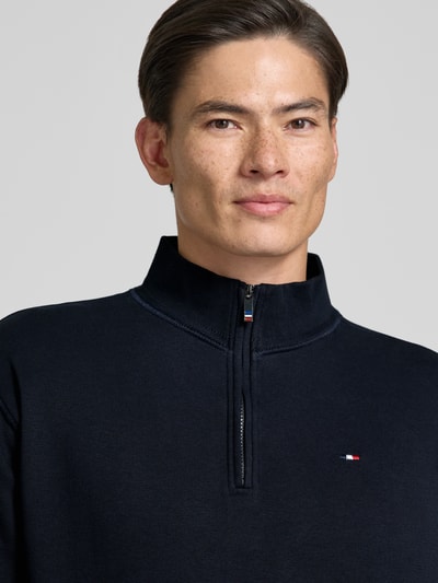 Männermodel trägt Troyer mit Logo-Stitching und gerippten Abschlüssen von HECHTER PARIS, Baumwoll-Mix, Nahaufnahme Oberkörper.