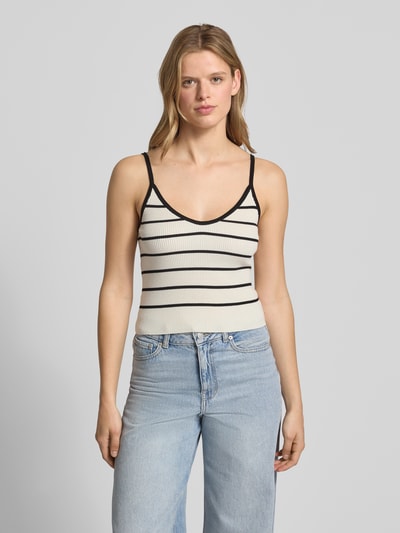 Frauenmodel trägt Crop Top aus Viskose-Mix Modell 'ESTHER' von JJXX, mit V-Ausschnitt, Spaghettiträger, Cropped, Ganzkörperansicht von vorne.