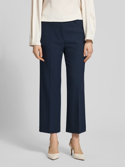 Frauenmodel trägt Wide Fit Stoffhose mit Viskose-Anteil Modell 'Olessa' von Raffaello Rossi in Dunkelblau mit Bügelfalten und Crêpe-Verarbeitung, Elastischer-Material-Mix, Haken-Reißverschluss, Ganzkörperansicht von vorne.