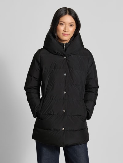 Vrouwenmodel draagt zwarte Regular Fit Daunenjacke mit Kapuzenkragen van Lauren Ralph Lauren, Ganzlichaamsaanzicht van voren.