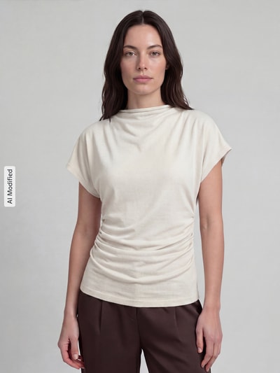 Frauenmodel trägt T-Shirt aus Modal-Mix mit Raffungen von Jake*s Collection in Beige, schmaler Schnitt, Stehkragen, Nahaufnahme Oberkörper.