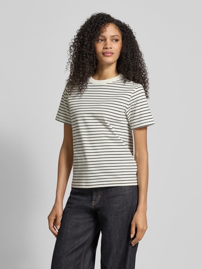 Vrouwenmodel draagt T-Shirt uit zuiver katoen van Jake*s Casual, rechte fit, ronde hals, korte mouwen, lengtemaat S: 58 cm, vooraanzicht bovenlichaam.