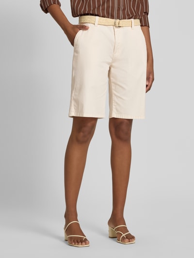 Frauenmodel trägt Bermudas mit Gürtel Modell 'ROVENA' von Soyaconcept aus Baumwoll-Elasthan-Mix, Regular-Fit, Nahaufnahme Oberkörper.