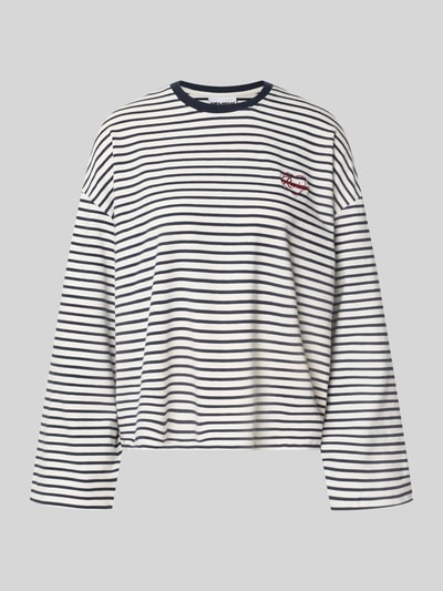 Produktfoto, Relaxed Fit Sweatshirt mit Baumwoll-Anteil von REVIEW, weiß mit dunkelblauen Streifen, Logo-Stitching, Rundhalsausschnitt, elastischer Material-Mix, langärmelig, Rückenlänge bei Größe S 52 cm