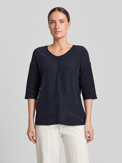 Frauenmodel trägt Damen T-Shirt mit Rundhalsausschnitt und Ärmelaufschlag von Marc Cain aus Baumwoll-Mix mit Stretch-Anteil, Straight Fit, Label-Detail, Rückenlänge bei Größe 36: 62 cm, marineblau, glatte Struktur, Ganzkörperansicht von vorne.