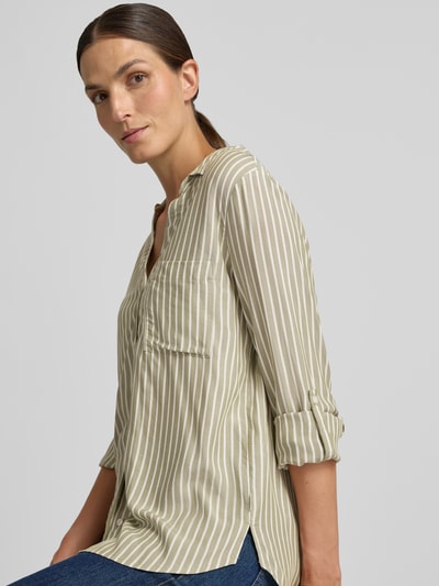Frauenmodel trägt Regular Fit Hemdbluse aus reiner Viskose von s.Oliver RED LABEL in Beige mit weißen Streifen, Nahaufnahme Oberkörper.