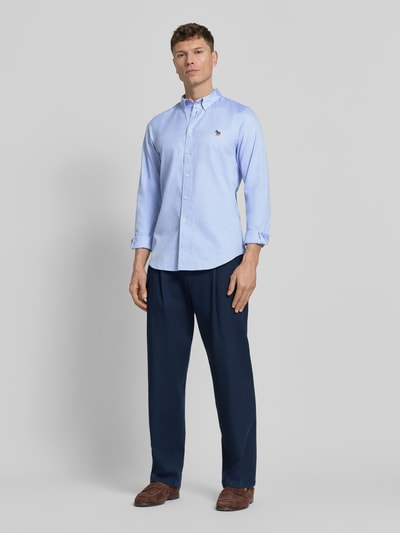 Männermodel trägt hellblaues Tailored Fit Freizeithemd mit Button-Down-Kragen von PAUL SMITH aus reiner Baumwolle, Stitching, Ganzkörperansicht von vorne. Rückenlänge 70 cm, Schulterbreite 43 cm, Ärmellänge 68 cm.