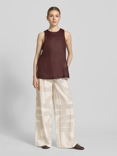 Frauenmodel trägt Hose aus Leinen-Elasthan-Mix im Allover-Look von comma, relaxed Fit, creme mit grafischem Muster, Ganzkörperansicht von vorne.