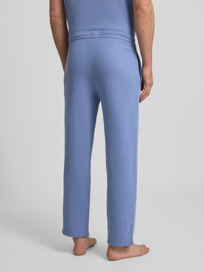 Männermodel draagt Relaxed Fit Sweatpants aus Baumwoll-Mix van BOSS, look: effen, wafelstructuur, boord, zij-steekzakken, Ganzkörperansicht Rückansicht.