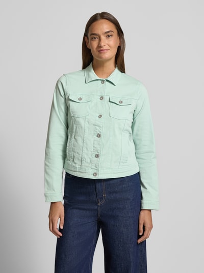 Vrouwenmodel draagt Regular Fit Jeansjacke aus Baumwoll-Mix van Tom Tailor in effen lichtgroen denim met borstzakken, tailleband en knopen; frontale geheellichaamsweergave.