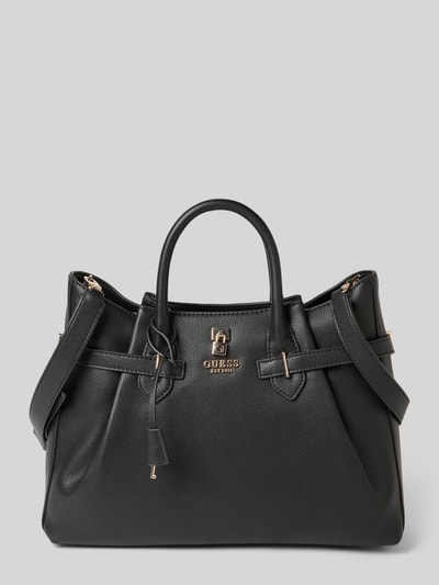 Produktfoto, czarna Handtasche in Leder-Optik mit Logo-Applikation od Guess, złote detale, dwa uchwyty, odpinany pasek, letnia faktura, widoczne zamki, wymiary 40x25x13 cm, długość paska 115 cm, wewnętrzna kieszeń na zamek.
