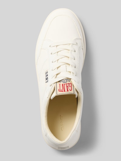 Produktfoto, Sneaker aus Leder mit Label-Details Modell 'PREPLA' von Gant, weiße glatte Oberfläche, abgerundete Spitze, Schnürung, Markenlabel, Damen Sneaker, Absatzhöhe 3 cm, Schafthöhe 7 cm, Schaftweite 9 cm, Draufsicht.