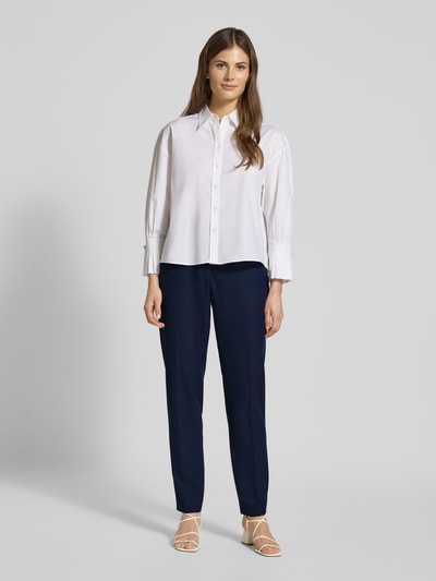 Vrouwenmodel draagt stoffen broek met structuurpatroon Model 'Hilesa' van HUGO, recht model, persplooien, witte achtergrond, geheel vooraanzicht. Dames stoffen broek van HUGO, structuurpatroon, persplooien, bandwijdte maat 36: 31 cm, binnenbeenlengte: 74 cm.