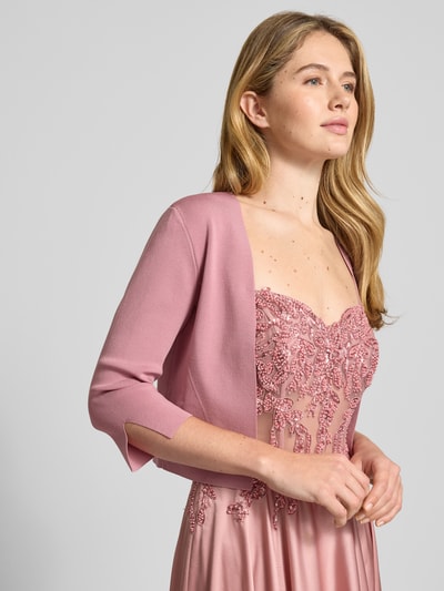 Frauenmodel trägt Bolero mit 3/4-Arm von Vera Mont, Viskose-Mix mit Stretch-Anteil, körpernahe Passform, offene Vorderseite, Ganzkörperansicht von vorne.