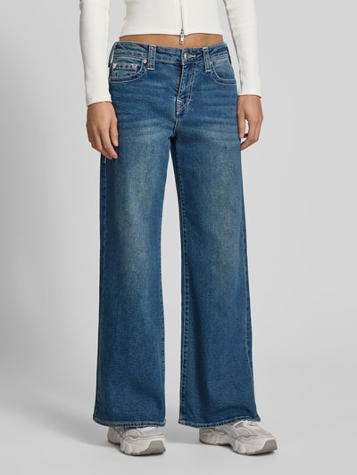 Frauenmodel trägt Baggy Fit Jeans im Used-Look Modell 'BOBBY' von TRUE RELIGION aus Baumwoll-Elasthan-Mix mit Eingrifftaschen, Ganzkörperansicht von vorne.