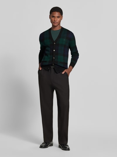 Männermodel trägt Regular Fit Strickjacke aus reiner Wolle von Polo Ralph Lauren in Dunkelgrün und Schwarz, Ganzkörperansicht von vorne, Herren Strickjacke von Polo Ralph Lauren.
