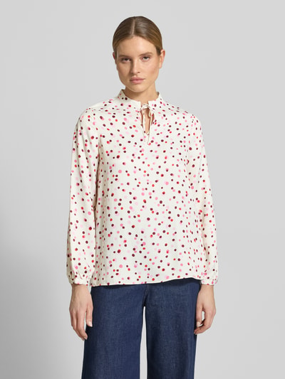 Frauenmodel trägt Regular Fit Bluse aus reiner Viskose mit Schlüsselloch-Ausschnitt von ETERNA, weiß mit roten Punkten, Langärmelig, Ganzkörperansicht von vorne, Damen, Stehkragen, eingefasste Ärmelabschlüsse, Rückenlänge 62 cm, Ärmellänge 62 cm, Größe 36.