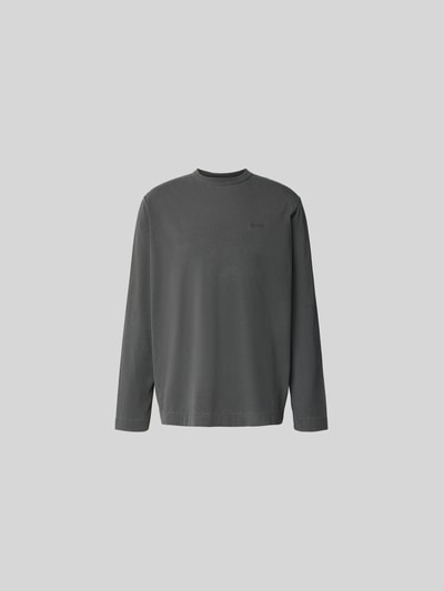 Produktfoto, Relaxed Fit Longsleeve aus Baumwolle von Forét in Dunkelgrau mit Rundhalsausschnitt, Used-Look und Label-Stitching, Rückenlänge 71 cm bei Größe M