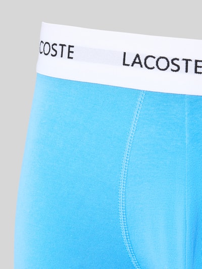 Produktfoto, Trunks im 3er-Pack aus Baumwoll-Mix von Lacoste, unifarbenes Design, elastischer Label-Bund, glatte Textur, Nahaufnahme