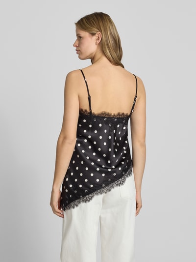 Frauenmodel trägt Slim Fit Trägertop mit asymmetrischem Rumpf Modell 'BELLA' von Only, Optik:Allover-Muster, Spitze, Satin, Ganzkörperansicht Rückansicht.
