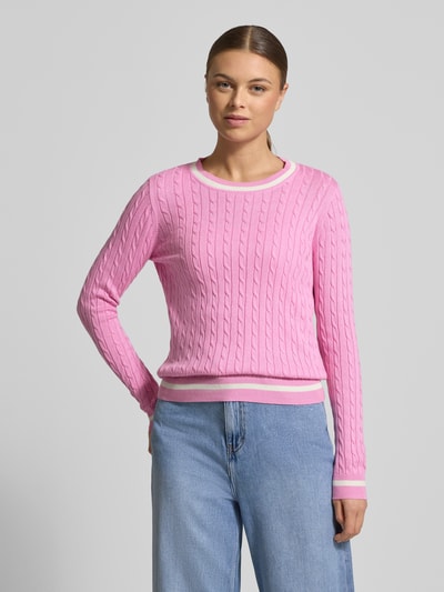 Kobiece modelka nosi Strickpullover mit gerippten Abschlüssen von Christian Berg Woman, bawełniana mieszanka, krój regular fit, okrągły dekolt, różowa dzianina z białymi lamówkami, delikatna faktura, długość tyłu 60 cm, długość rękawa 64 cm, widok całej sylwetki z przodu.