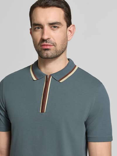 Männermodel trägt Regular Fit Poloshirt mit Reißverschluss von PAUL SMITH in Blau, Baumwoll-Elasthan-Mix, Nahaufnahme Oberkörper.