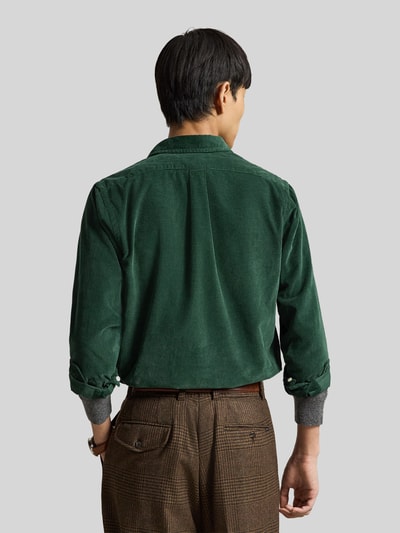 Männermodel trägt Custom Fit Freizeithemd aus reiner Baumwolle von Polo Ralph Lauren in Dunkelgrün, strukturierte Optik, Ganzkörperansicht Rückansicht.