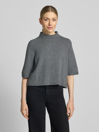 Frauenmodel trägt Strickpullover mit Kaschmir-Anteil von Luisa Cerano in Grau, lockere Passform, Stehkragen, 3/4-Arm, Nahaufnahme Oberkörper.