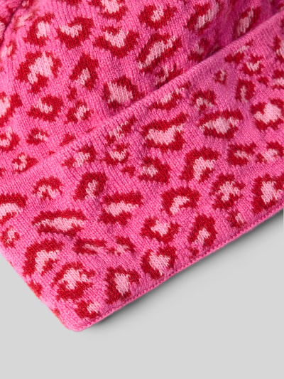 Produktfoto, Mütze aus Schurwolle-Kaschmir-Mix mit Animal-Print von UNIO HAMBURG in Pink mit rotem Muster, breite Umschlagkante, Ziernähte