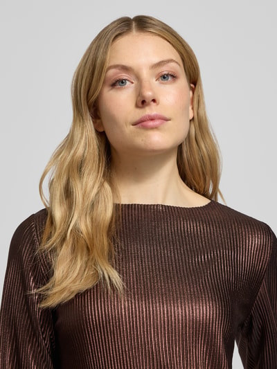 Frauenmodel trägt Longsleeve mit Rippenstruktur von Zero in glänzender Optik, U-Boot-Ausschnitt, Gerader-Schnitt, Nahaufnahme Oberkörper.
