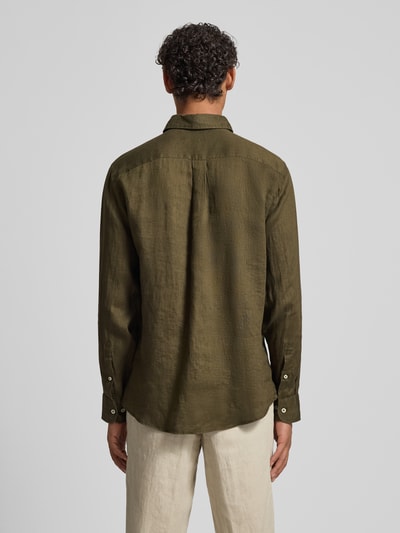 Męski model nosi Slim Fit Leinenhemd mit Haifischkragen od Fynch-Hatton z lnu, krój slim fit, wyhaftowane logo, kołnierzyk typu cutaway, długość tyłu w rozmiarze M: 77 cm, szerokość w rozmiarze M: 47 cm, długość rękawów w rozmiarze M: 61 cm, oliwkowy kolor, faktura lekko widoczna, widok całej sylwetki z tyłu.