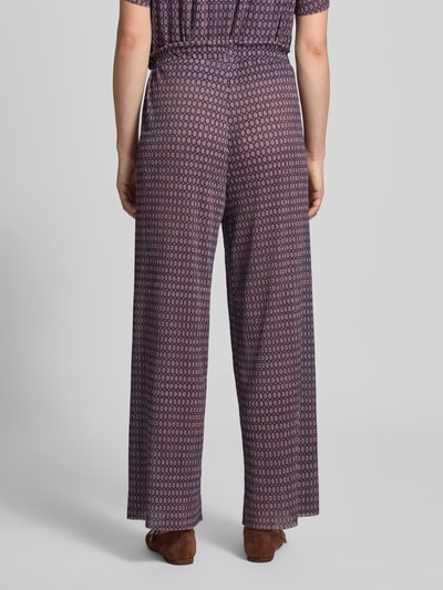 Vrouwenmodel draagt Wide Fit broek met elastische band van Rich & Royal, plooien-look, all-over bloemenprint, achteraanzicht full-body