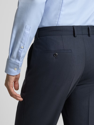 Männermodel trägt Slim Fit Anzughose mit Schurwoll-Anteil Modell 'P-GENIUS' von BOSS mit Optik:Allover-Muster, Detailaufnahme Rückansicht.