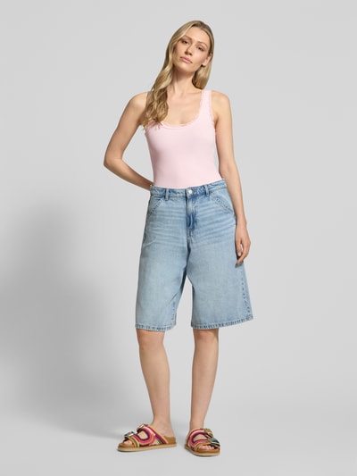 Frauenmodel trägt Slim Fit Tank Top aus Bio-Baumwoll-Mix Modell 'NANA' von Vero Moda, Optik: Unifarben, Spitzenbesatz, Ripp, U-Ausschnitt, breite Träger, Ganzkörperansicht von vorne.