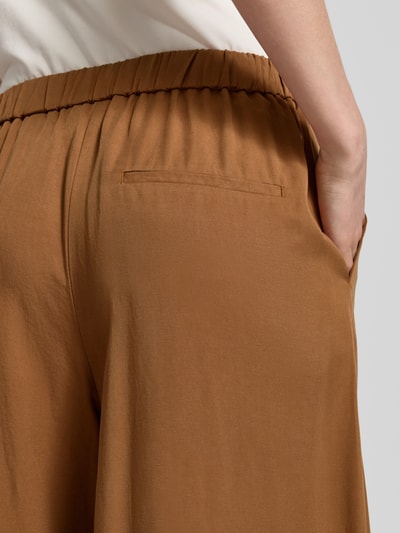 Frauenmodel trägt Cropped Wide Fit Culotte aus Lyocell-Leinen-Mix von Marc O'Polo in Optik: Unifarben, elastischer Bund, Detailaufnahme