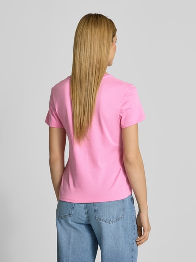 Vrouwenmodel draagt Regular Fit T-Shirt uit pure katoen van Marc O'Polo, effen roze, labelprint, ronde hals, korte mouw, achteraanzicht.