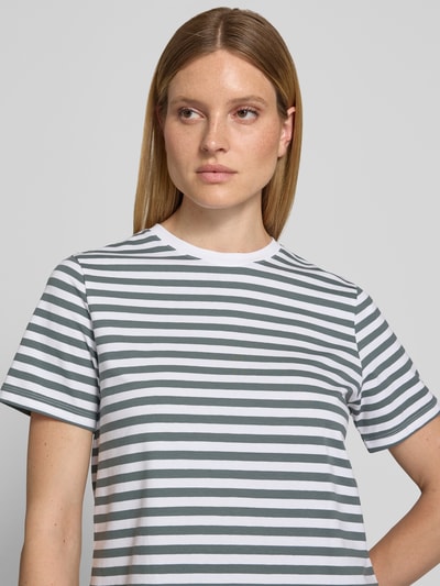 Frauenmodel trägt Damen T-Shirt mit grauen und weißen Streifen, Baumwoll-Elasthan-Mix, Regular-Fit, Modell 'NORA' von VILA, Rundhalsausschnitt, Rückenlänge bei Größe S 57 cm, Nahaufnahme Oberkörper.