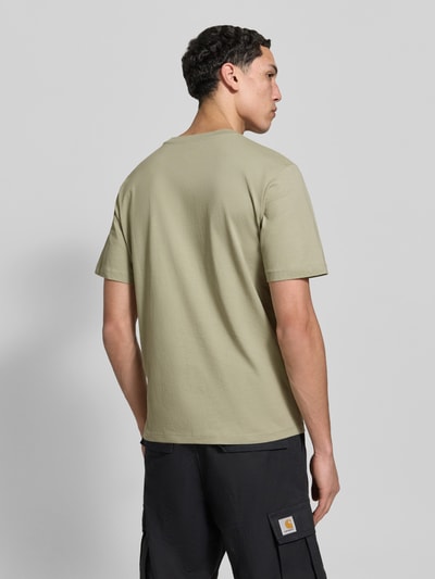 Männermodel trägt T-Shirt aus Bio-Baumwolle Modell 'NANTUCKET' von Jack & Jones in Beige mit geradem Schnitt, Rückansicht Ganzkörperansicht.