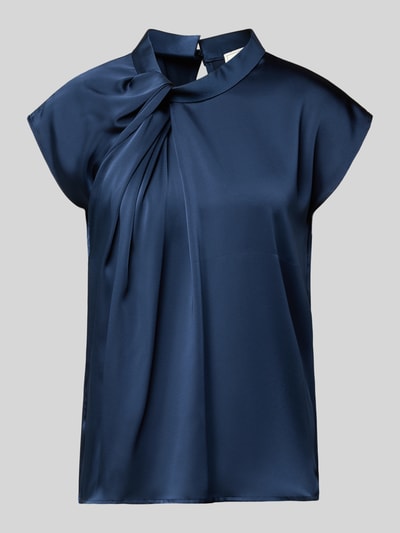 Produktfoto, Blusentop aus Satin mit Knotendetail Modell 'Fleur Drapy' von Neo Noir, dunkelblau, glatte Textur, Regular Fit, Rückenlänge 59 cm