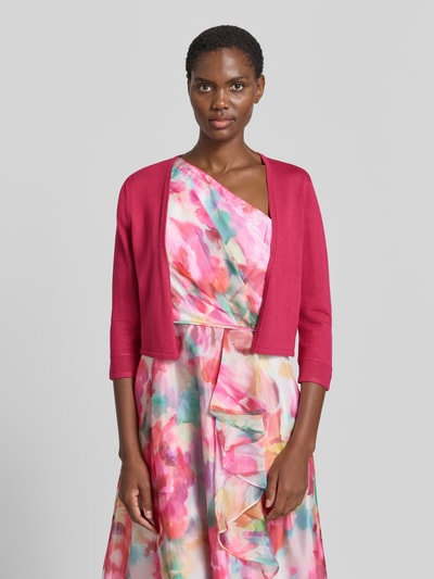 Frauenmodel trägt Bolero aus Viskose-Mix mit 3/4-Arm von Vera Mont, offen, Regular Fit in Rot, kombiniert mit buntem Kleid, Ganzkörperansicht von vorne. Rückenlänge Größe S: 41 cm.