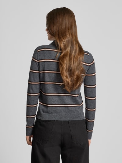 Frauenmodel trägt Strickpullover mit kurzer Knopfleiste von Mango in Dunkelgrau mit gestreiftem Muster, Material-Mix, Rückenansicht