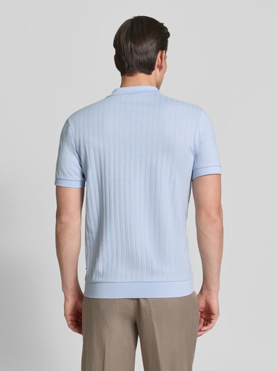 Männermodel trägt Regular Fit Poloshirt mit V-Ausschnitt Modell 'Baronito' von JOOP! Collection aus reiner Baumwolle mit Strukturmuster, Rückenlänge bei Größe M 69 cm, Ganzkörperansicht Rückansicht.